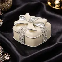 Cutie Bijuterii 6x6 cm în Formă de Cadou cu Fundă și Strasuri AZAY – Casetă Bijuterii Elegantă, Cutie Inel, Cadou Femei cu Ambalaj Premium