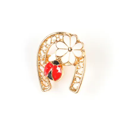 Brosa martisor potcoava cu buburuza si floare alba