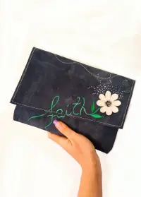 Plic bleumarin din piele naturala intoarsa, cu crizantema si mesaj ,handmade