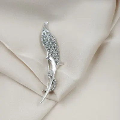 Brosa floare din argint 925 cu pietre foarte fine de marcasite