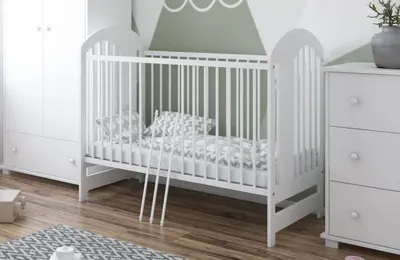 Patut din lemn pentru copii Tymon alb 120 x 60 cm, design modern cu somiera reglabila si 3 bare laterale detasabile 0-4 ani
