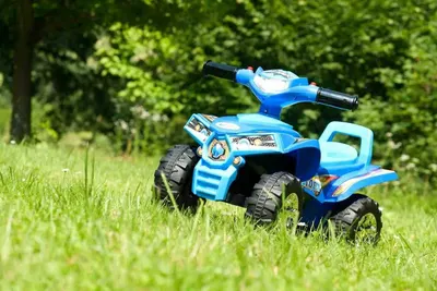 ATV Ride On fara pedale Super ATV Pink cu muzica si lumini,manere ergonomice,spatiu de depozitare,sistem anti-rasturnare,roti rezistente,de la 12 luni sau maxim 23kg
