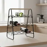 Suport pentru 9 sticle de vin, din metal negru cu mâner din lemn