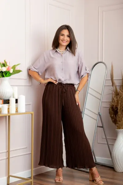 Pantaloni plisati maro cu elastic in talie
