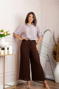 Pantaloni plisati maro cu elastic in talie