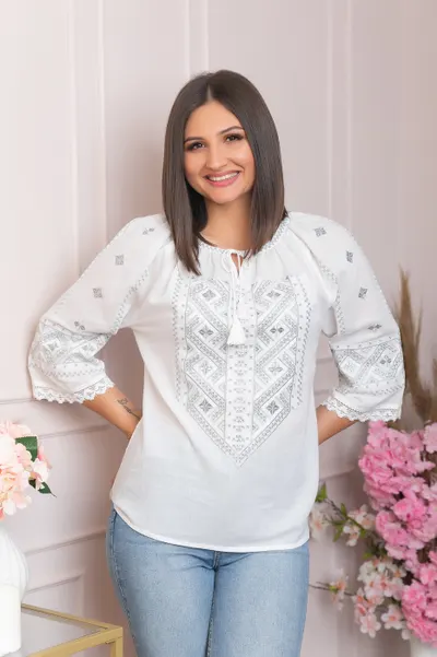 Bluza alba cu motiv geometric argintiu Minerva 03
