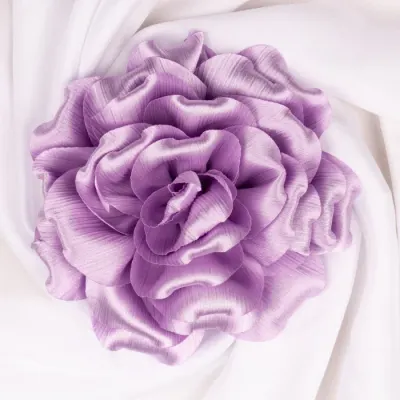 Brosa floare lila satinata si usor creponata cu diametru de 15 cm, cu clips pentru par