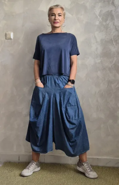 Pantaloni oversize albastru denim cu croiala ampla si buzunare