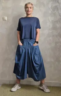 Pantaloni oversize albastru denim cu croiala ampla si buzunare
