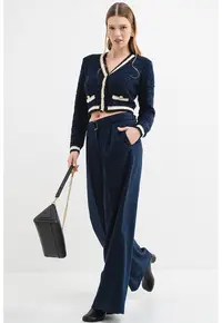 Cardigan crop cu nasturi si dungi contrastante - Crem/Bleumarin