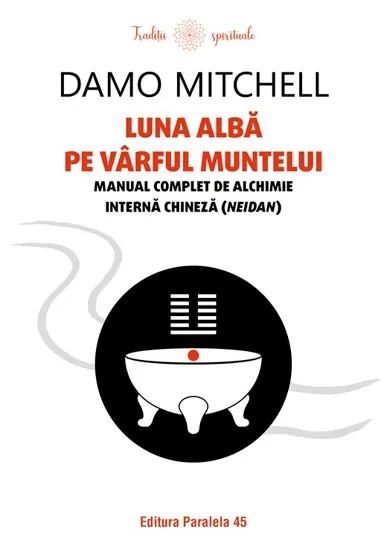 Luna albă pe vârful muntelui