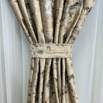 Draperie Catifea Nikko cu insertii aurii, Bej - V2, 140cm latime x 260cm inaltime, cu tiv lat pt bara