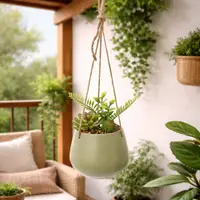 Plantă artificială suspendată cu mix de suculente, în ghiveci ceramic verde 16 cm, cu agățătoare din sfoară