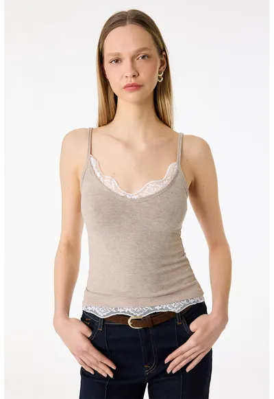 Top slim-fit cu decolteu rotund si garnituri de dantela - Bej