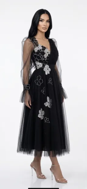 Rochie elegantă neagră din tulle fin accesorizată cu flori maxi și broderie