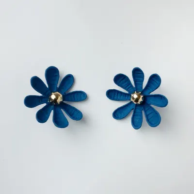 Cercei in forma de floare cu multe petale, albastru mat