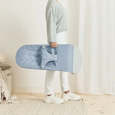 Balansoar Bliss BabyBjorn Blue cu aspect delicat de petala tesatura matlasata