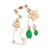 Cercei asimetrici cu design floral si pisica