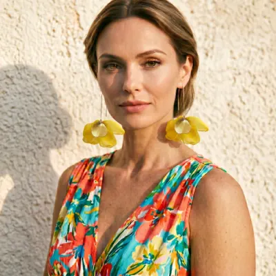 Cercei statement tip floare cu detalii aurii, din matase, stil elegant de vara, galbeni