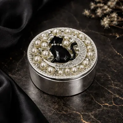 Cutie Bijuterii Rotundă 7 cm cu Pisică și Decorațiuni model perle, AZAY – Casetă Bijuterii Elegantă, Cutie Cadou Femei cu Strasuri, Ambalaj Premium
