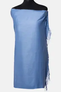 Esarfa dreptunghiulara albastru deschis din material gros tip cashmere