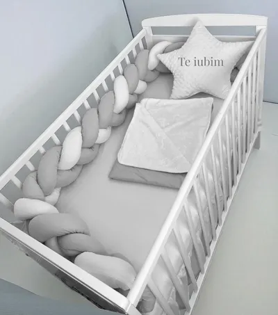 Lenjerie cu aparatoare impletita in 3, din bumbac, lungime 240 cm, cu cearsaf, paturica si perna steluta Te iubim GriAlb Pal