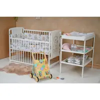 Babyneeds - Patut din lemn de pin Timmi 120x60 cm Cu laterala culisanta, EN716-1, EN716-2, Inaltime saltea reglabila pe 3 nivele, Laterala cu 3 bete detasabile, Alb + Saltea 10 cm + Qmini - Masuta de schimbat, 70x50 cm, Alb