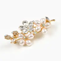 Brosa martisor flori cu perle albe