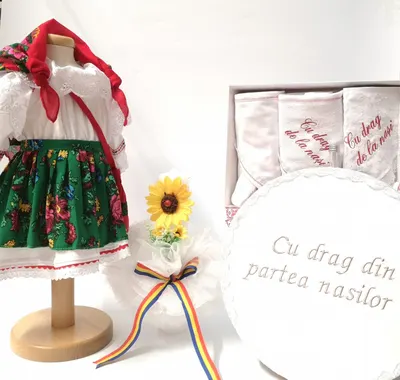 Set Botez Traditional a, Costum Traditional Fetite Verde a, 4 piese costumas , lumanare, trusou si cufar