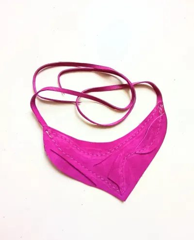 Colier fuchsia din piele naturala lucrat manual , festiv