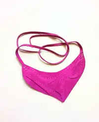 Colier fuchsia din piele naturala lucrat manual , festiv