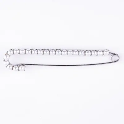 Brosa metalica argintie tip ac cu perle sintetice albe