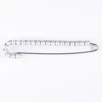 Brosa metalica argintie tip ac cu perle sintetice albe