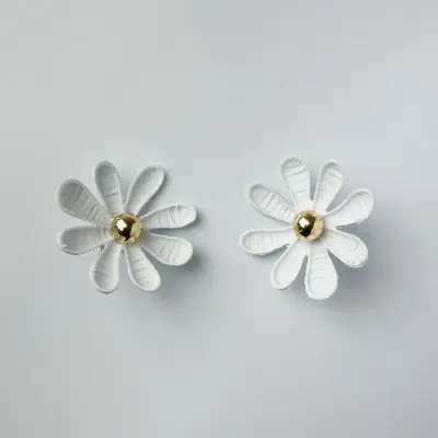 Cercei in forma de floare cu multe petale, alb mat