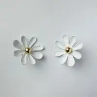 Cercei in forma de floare cu multe petale, alb mat