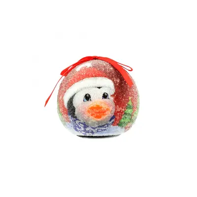 Glob decorativ roșu - Pinguin cu căciulă și eșarfă, între brăduți