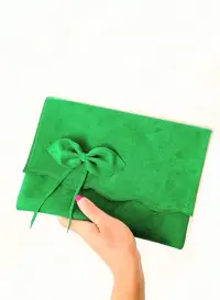 Plic handmade verde, din piele naturala intoarsa, cu fundita