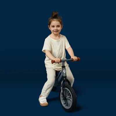 Bicicleta copii fara pedale Balance bike Qplay Racer Negru de la 3 ani pana la 30 kg, cadru usor de magneziu, reglabil, sa comoda, acoperita cu piele ecologica, roti de cauciuc gonflabil