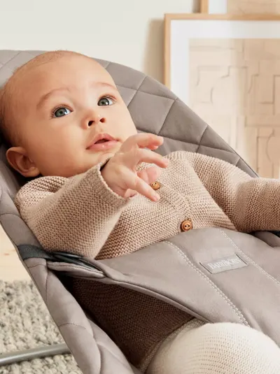 Balansoar BabyBjorn Bliss Sand Grey din tesatura matlasata cu aspect clasic cu bara de jucarii