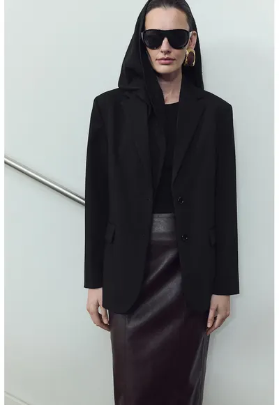 Sacou cu model uni si buzunare cu clapa - Negru