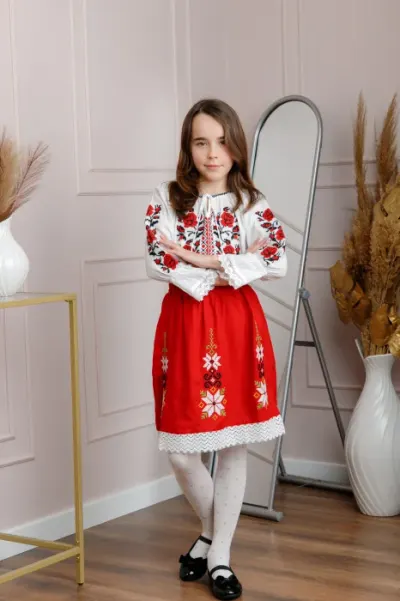Compleu traditional bicolor pentru fetite cu motiv floral rosu Emilia
