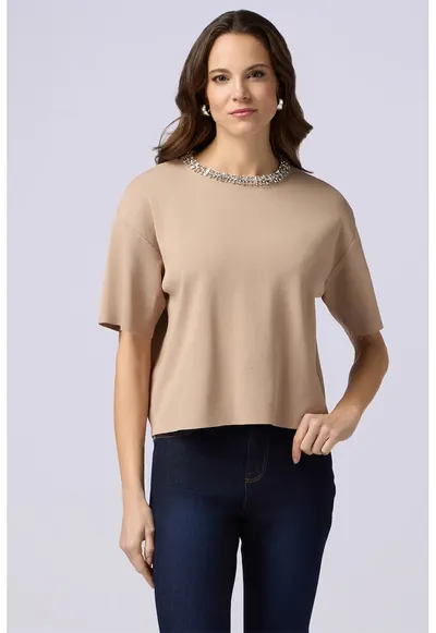 Tricou cu decoratii si strasuri la terminatie gulerului - Maro nisip