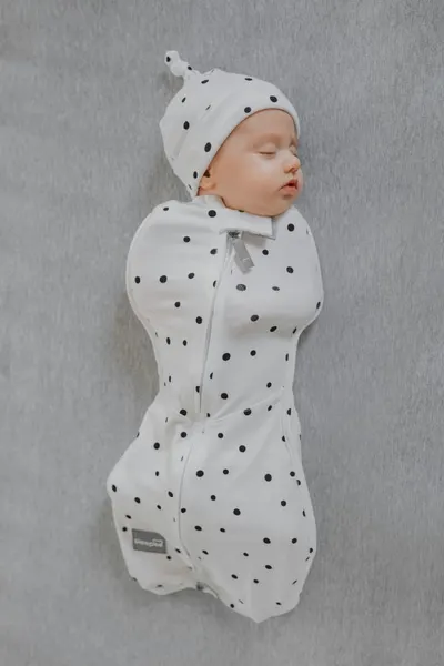 Saculet Swaddle pentru infasat Nou Nascut + caciulita First Step Dots 0.2 Tog Sleepee