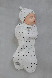 Saculet Swaddle pentru infasat Nou Nascut + caciulita First Step Dots 0.2 Tog Sleepee