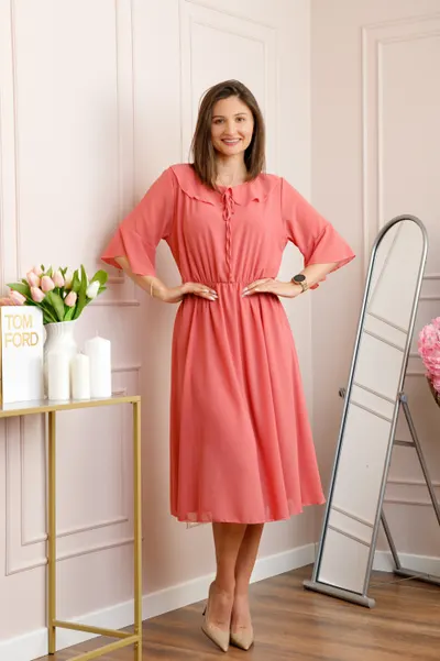 Rochie corai vaporoasa cu elastic in talie si volanas la decolteu Allegra