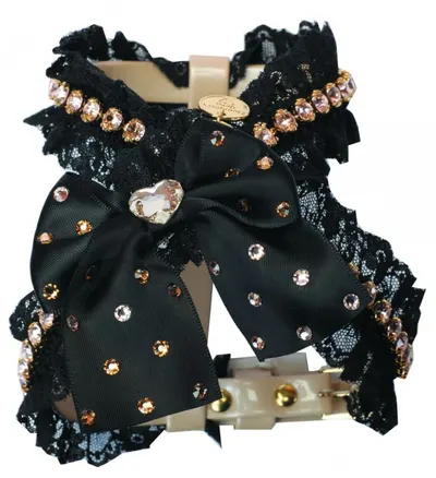 Ham ajustabil, bej, din piele ecologica, decorat cu dantela si lantisor din cristale Swarovski, circumferinta piept 31-35 cm x circumferinta gat 26 cm