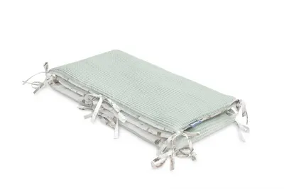 Protectie laterala patut Sensillo Waffle Deers Mint 180x30 cm suprafata din bumbac 100,cu doua fete,umplutura antialergica,prindere cu panglici