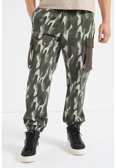 Pantaloni cargo cu model camuflaj - Verde