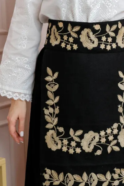 Brau traditional negru cu motiv floral auriu Madalina