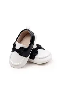 Pantofi tip mocasini Model AL 18870 - Pentru bebelusi - Piele ecologica - Baieti - Alb cu negru - Alb/Negru